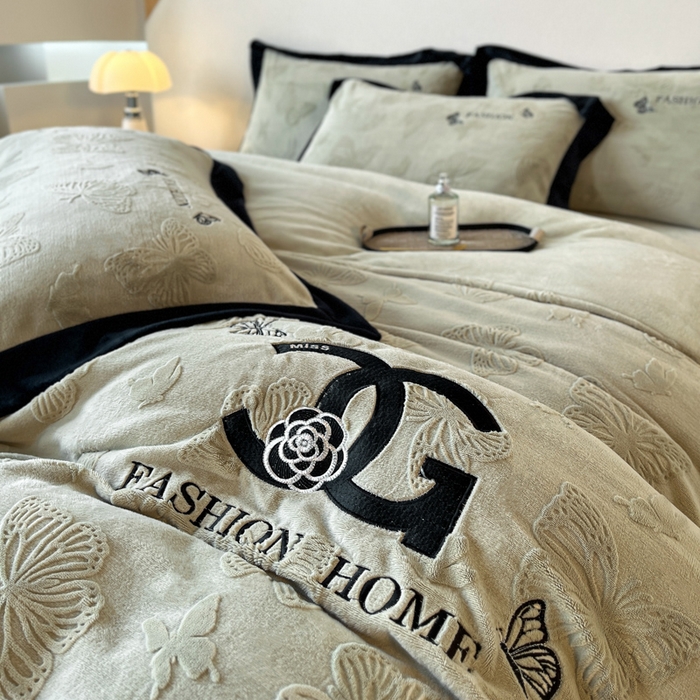 91家纺网 家纺一手货源 找家纺 子曰 2025新款雕花加厚牛奶绒宽边工艺款四件套-小香风 小香风-绿