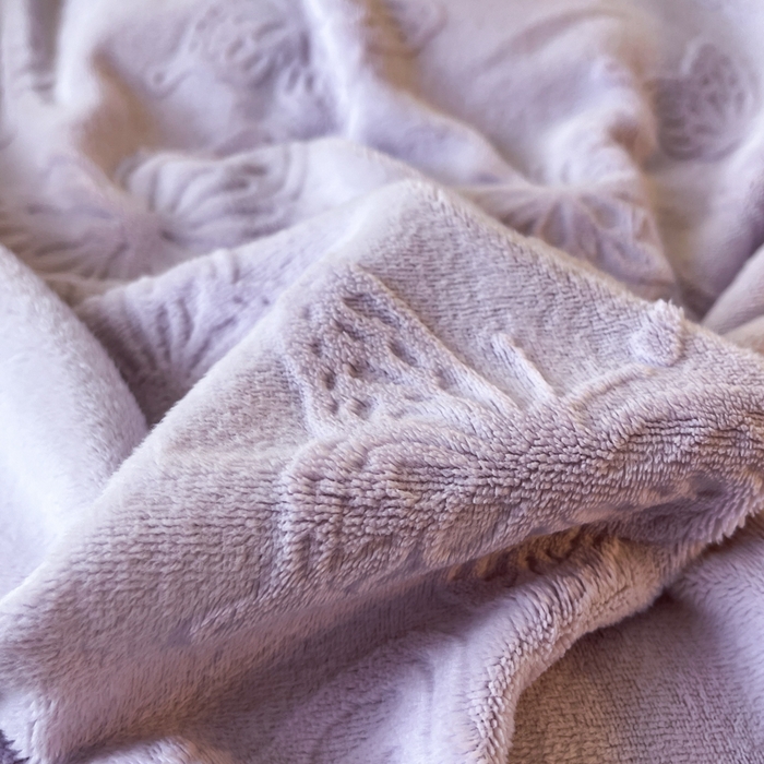 91家纺网 家纺一手货源 找家纺 子曰 2025新款雕花加厚牛奶绒宽边工艺款四件套-小香风 小香风-紫