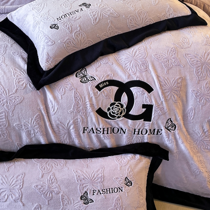 91家纺网 家纺一手货源 找家纺 子曰 2025新款雕花加厚牛奶绒宽边工艺款四件套-小香风 小香风-紫