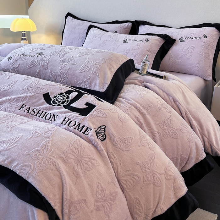 91家纺网 家纺一手货源 找家纺 子曰 2025新款雕花加厚牛奶绒宽边工艺款四件套-小香风 小香风-紫