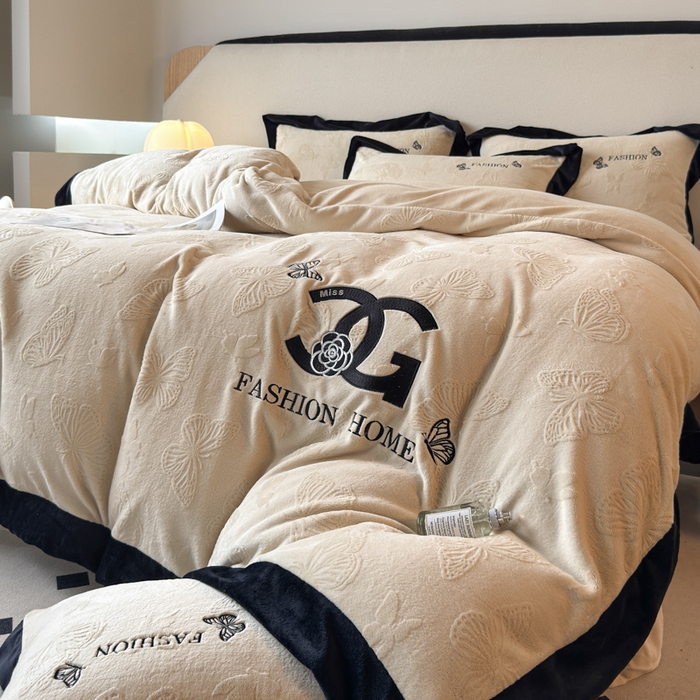 91家纺网 家纺一手货源 找家纺 子曰 2025新款雕花加厚牛奶绒宽边工艺款四件套-小香风 小香风-咖