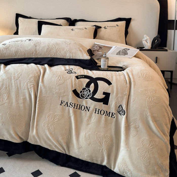 91家纺网 家纺一手货源 找家纺 子曰 2025新款雕花加厚牛奶绒宽边工艺款四件套-小香风 小香风-咖