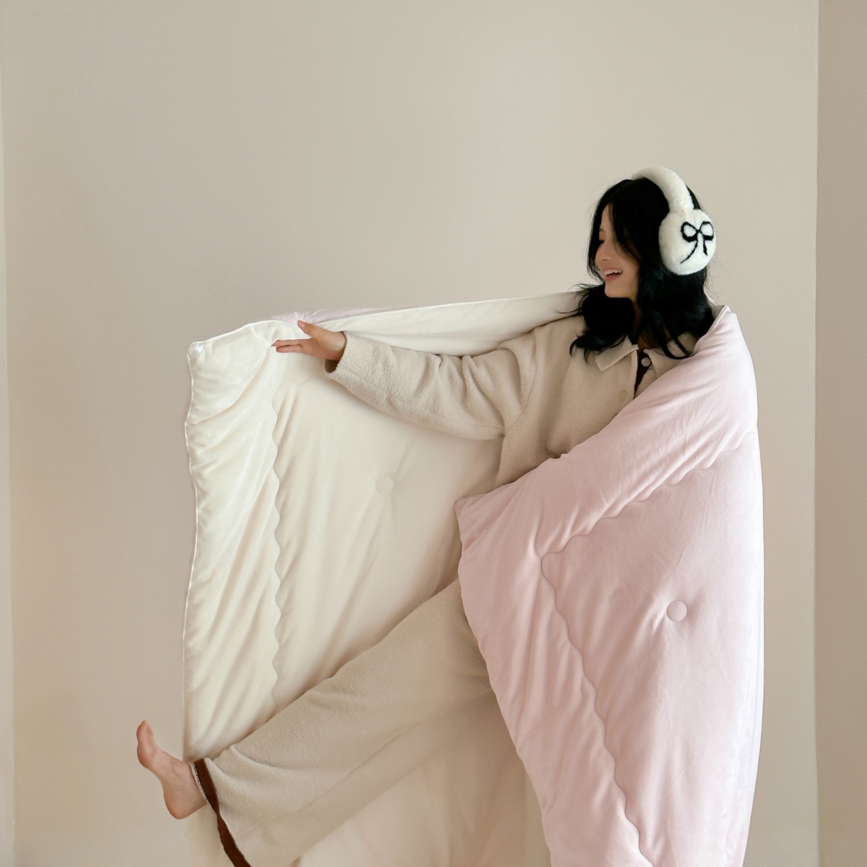 91家纺网 家纺一手货源 找家纺 三味舒屋 2025新款舒芙蕾双面云丝绒懒人被（所有券叠加后不低于198/248元）  被子被芯 樱粉奶油