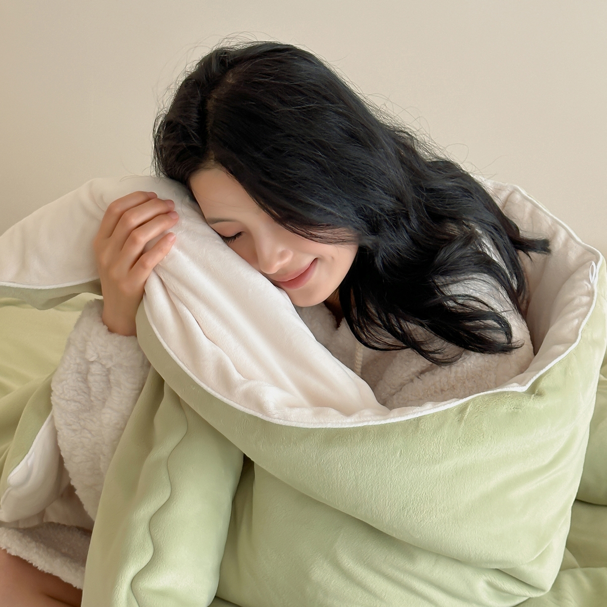 91家纺网 家纺一手货源 找家纺 三味舒屋 2025新款舒芙蕾双面云丝绒懒人被（所有券叠加后不低于198/248元）  被子被芯 浅绿奶白