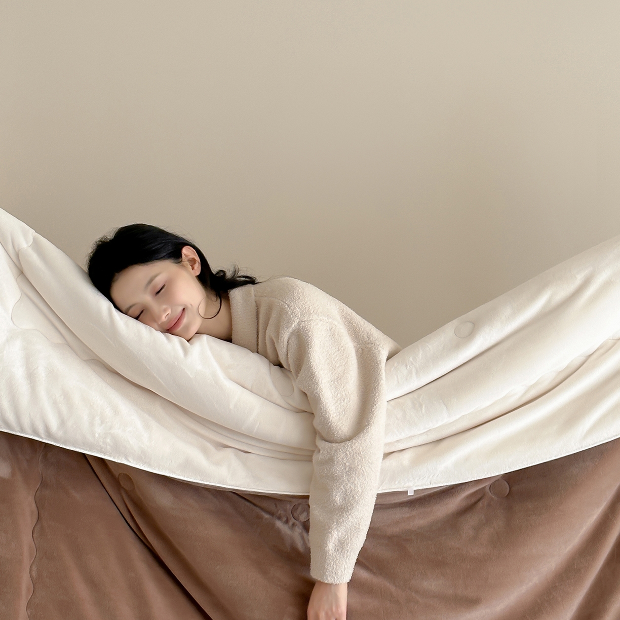 91家纺网 家纺一手货源 找家纺 三味舒屋 2025新款舒芙蕾双面云丝绒懒人被（所有券叠加后不低于198/248元）  被子被芯 米咖奶油