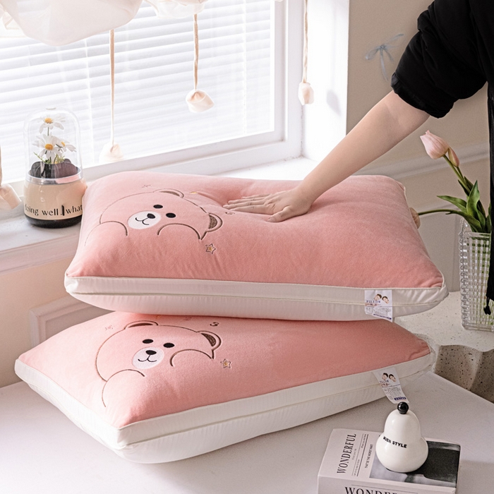 91家纺网 家纺一手货源 找家纺 亦帆枕芯 2025新款加厚宝宝绒刺绣枕48x74cm羽丝棉枕头枕芯 宝宝绒小熊-粉