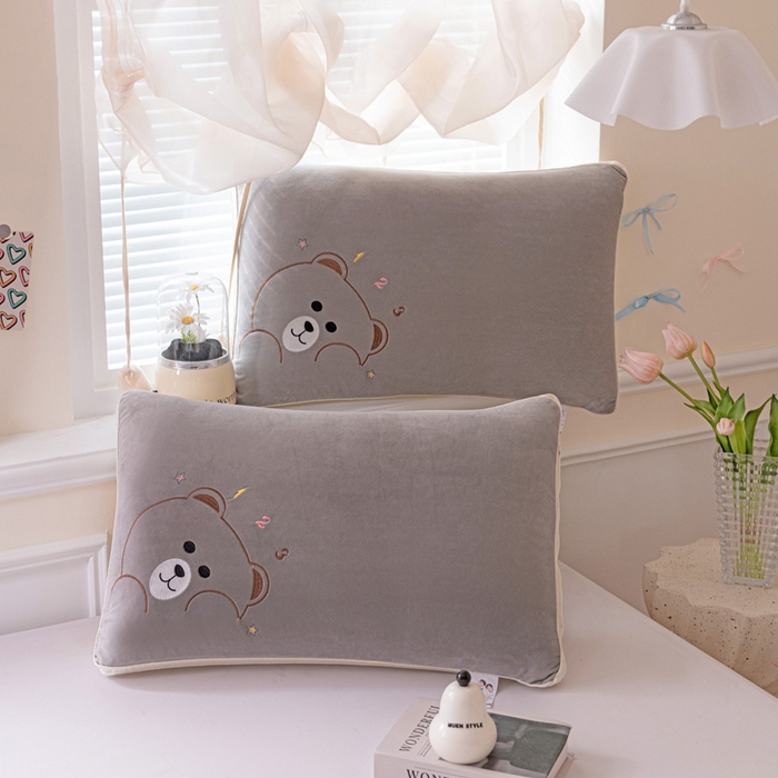 91家纺网 家纺一手货源 找家纺 亦帆枕芯 2025新款加厚宝宝绒刺绣枕48x74cm羽丝棉枕头枕芯 宝宝绒小熊-灰