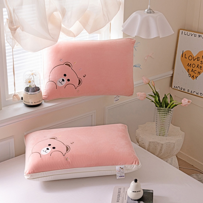 91家纺网 家纺一手货源 找家纺 亦帆枕芯 2025新款加厚宝宝绒刺绣枕48x74cm羽丝棉枕头枕芯 宝宝绒小熊-粉