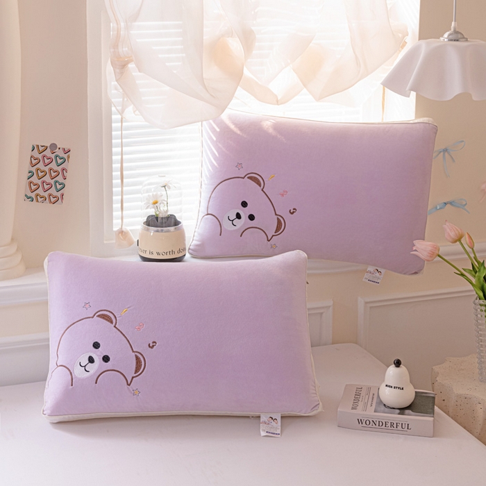 91家纺网 家纺一手货源 找家纺 亦帆枕芯 2025新款加厚宝宝绒刺绣枕48x74cm羽丝棉枕头枕芯 宝宝绒小熊-紫
