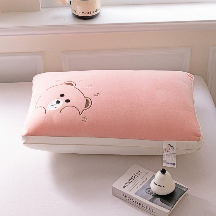 91家纺网 家纺一手货源 找家纺 亦帆枕芯 2025新款加厚宝宝绒刺绣枕48x74cm羽丝棉枕头枕芯 宝宝绒小熊-粉