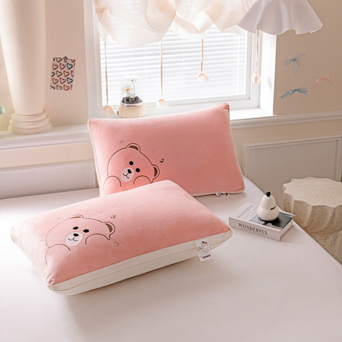 91家纺网 家纺一手货源 找家纺 亦帆枕芯 2025新款加厚宝宝绒刺绣枕48x74cm羽丝棉枕头枕芯 宝宝绒小熊-粉