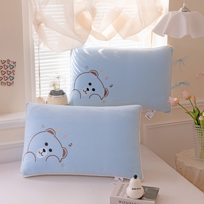 91家纺网 家纺一手货源 找家纺 亦帆枕芯 2025新款加厚宝宝绒刺绣枕48x74cm羽丝棉枕头枕芯 宝宝绒小熊-蓝