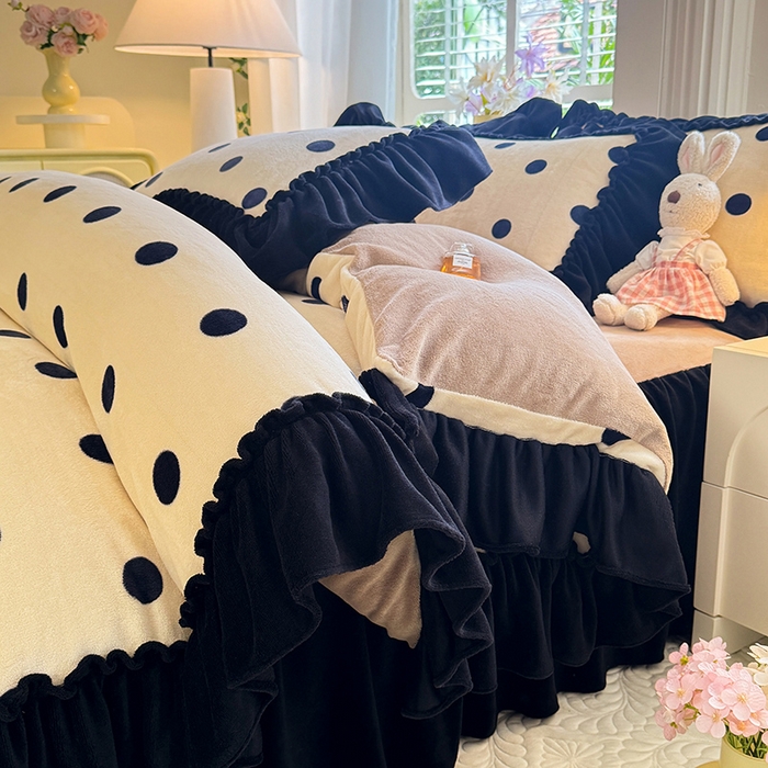 91家纺网 家纺一手货源 找家纺 韩约家纺 2025新款法式大花边印花牛奶绒床裙（床单）四件套 波点（床裙款）