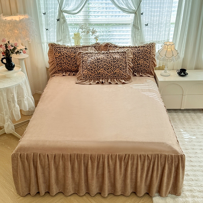 91家纺网 家纺一手货源 找家纺 韩约家纺 2025新款法式大花边印花牛奶绒床裙（床单）四件套 豹纹（床裙款）