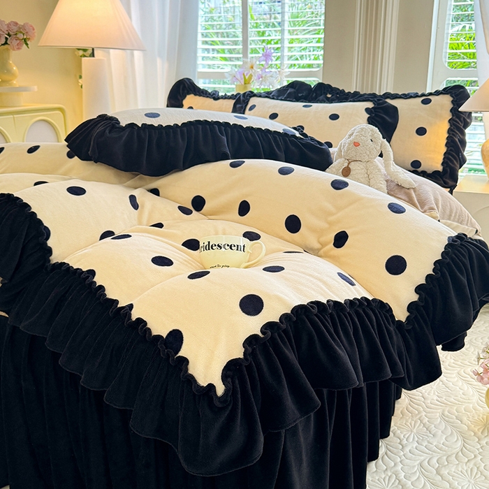 91家纺网 家纺一手货源 找家纺 韩约家纺 2025新款法式大花边印花牛奶绒床裙（床单）四件套 波点（床裙款）