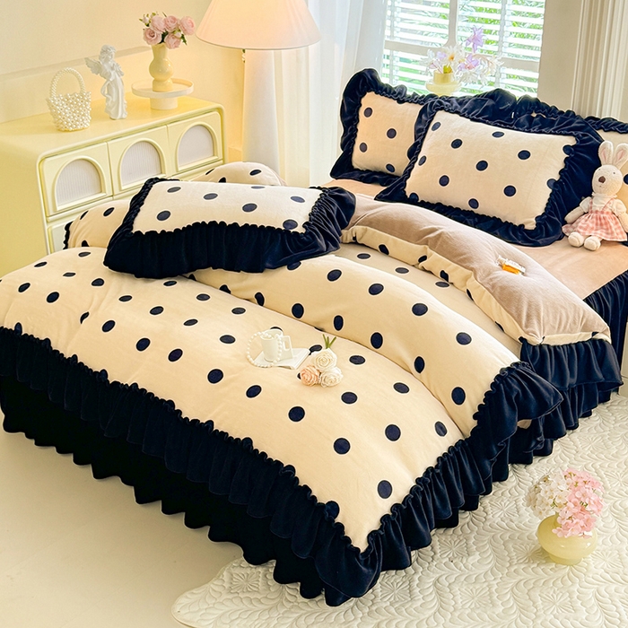 91家纺网 家纺一手货源 找家纺 韩约家纺 2025新款法式大花边印花牛奶绒床裙（床单）四件套 波点（床裙款）