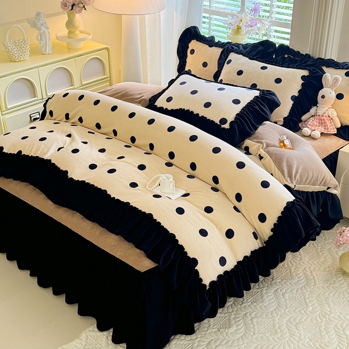 91家纺网 家纺一手货源 找家纺 韩约家纺 2025新款法式大花边印花牛奶绒床裙（床单）四件套 波点（床裙款）