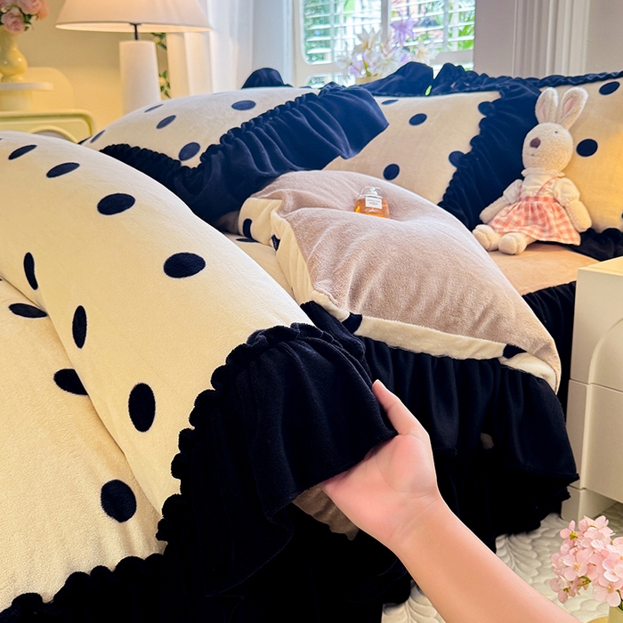 91家纺网 家纺一手货源 找家纺 韩约家纺 2025新款法式大花边印花牛奶绒床裙（床单）四件套 波点（床裙款）