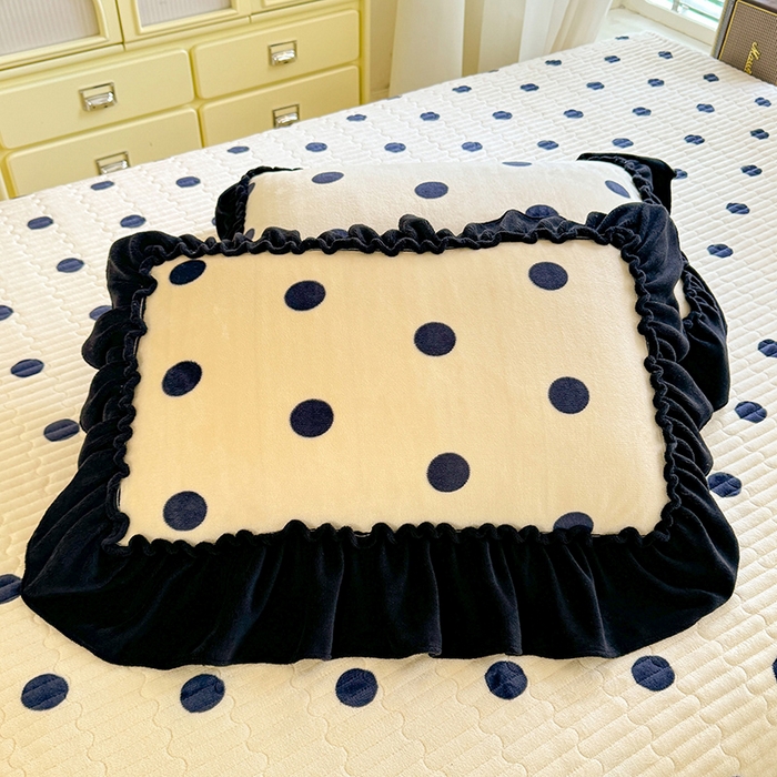 91家纺网 家纺一手货源 找家纺 韩约家纺 2025新款法式大花边印花牛奶绒床裙（床单）四件套 波点（床裙款）