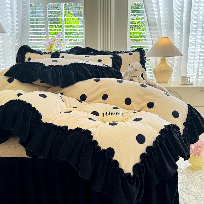 91家纺网 家纺一手货源 找家纺 韩约家纺 2025新款法式大花边印花牛奶绒床裙（床单）四件套 波点（床裙款）