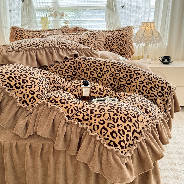 91家纺网 家纺一手货源 找家纺 韩约家纺 2025新款法式大花边印花牛奶绒床裙（床单）四件套 豹纹（床裙款）