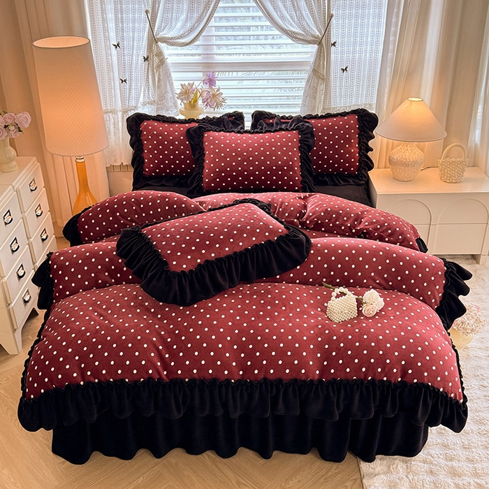 91家纺网 家纺一手货源 找家纺 韩约家纺 2025新款法式大花边印花牛奶绒床裙（床单）四件套 红波点（床裙款）