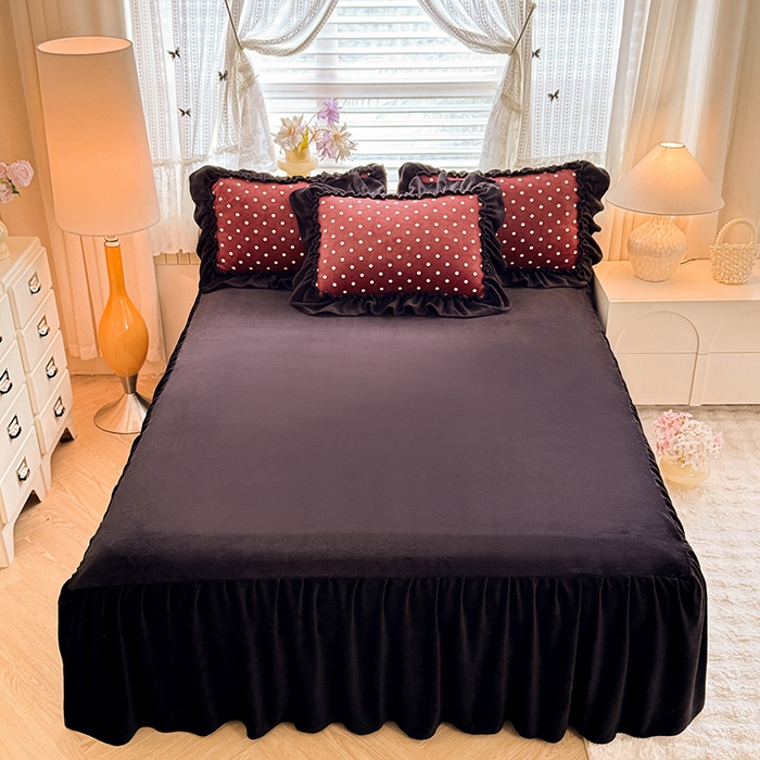 91家纺网 家纺一手货源 找家纺 韩约家纺 2025新款法式大花边印花牛奶绒床裙（床单）四件套 红波点（床裙款）