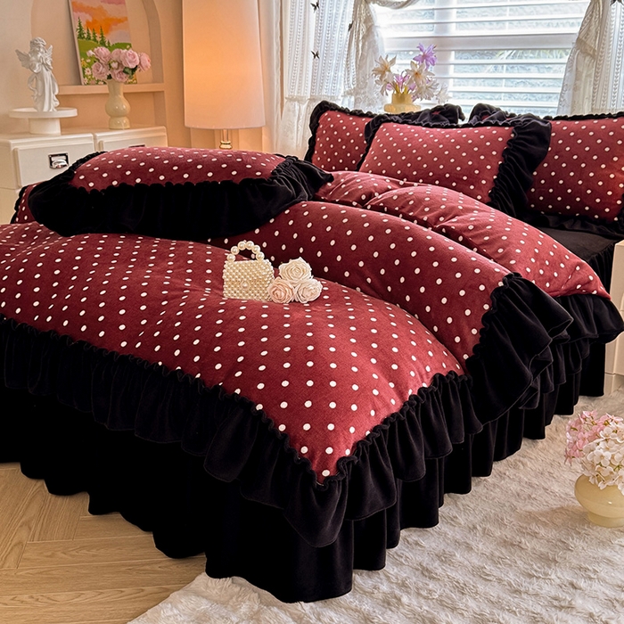 91家纺网 家纺一手货源 找家纺 韩约家纺 2025新款法式大花边印花牛奶绒床裙（床单）四件套 红波点（床裙款）