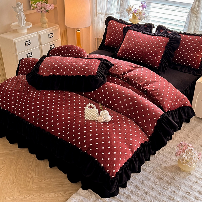 91家纺网 家纺一手货源 找家纺 韩约家纺 2025新款法式大花边印花牛奶绒床裙（床单）四件套 红波点（床裙款）