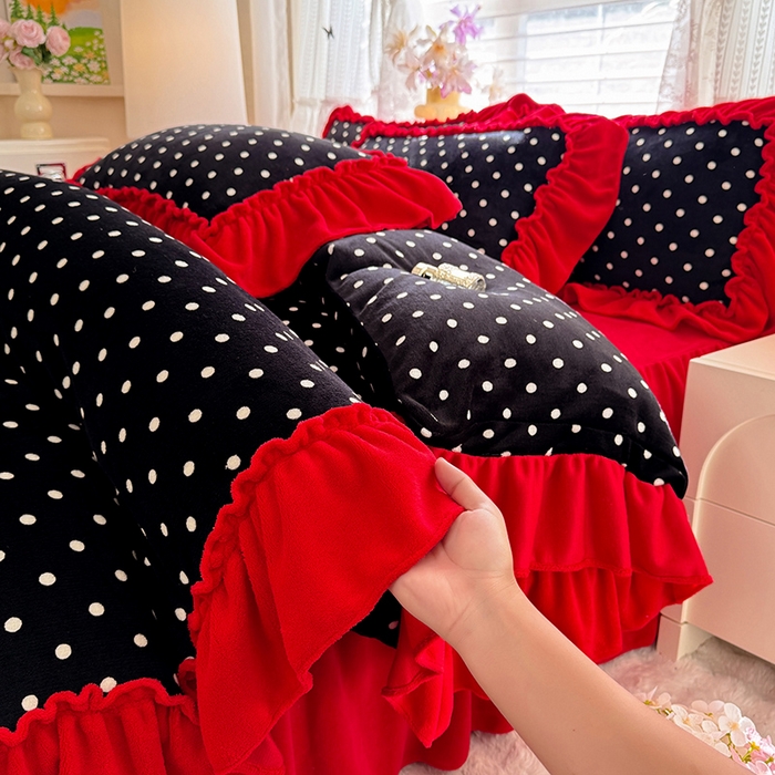 91家纺网 家纺一手货源 找家纺 韩约家纺 2025新款法式大花边印花牛奶绒床裙（床单）四件套 黑波点（床裙款）