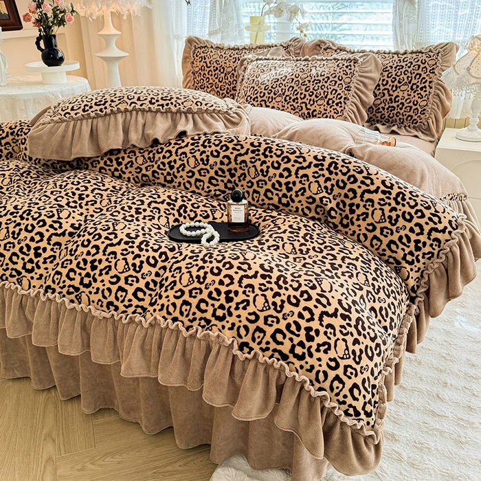 91家纺网 家纺一手货源 找家纺 韩约家纺 2025新款法式大花边印花牛奶绒床裙（床单）四件套 豹纹（床裙款）