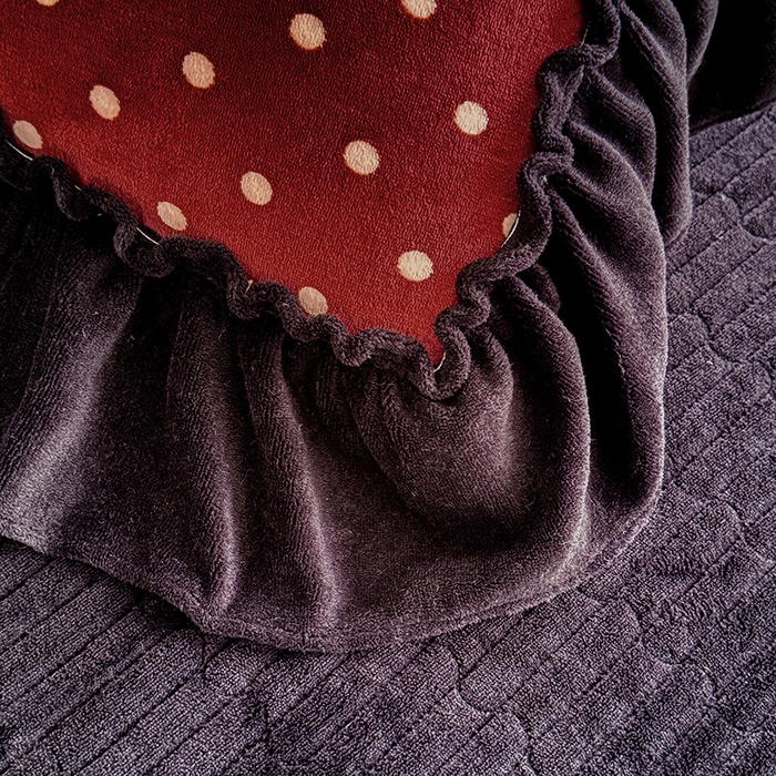 91家纺网 家纺一手货源 找家纺 韩约家纺 2025新款法式大花边印花牛奶绒床裙（床单）四件套 红波点（床裙款）