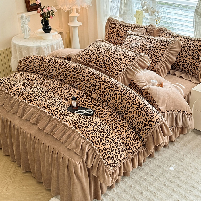 91家纺网 家纺一手货源 找家纺 韩约家纺 2025新款法式大花边印花牛奶绒床裙（床单）四件套 豹纹（床裙款）