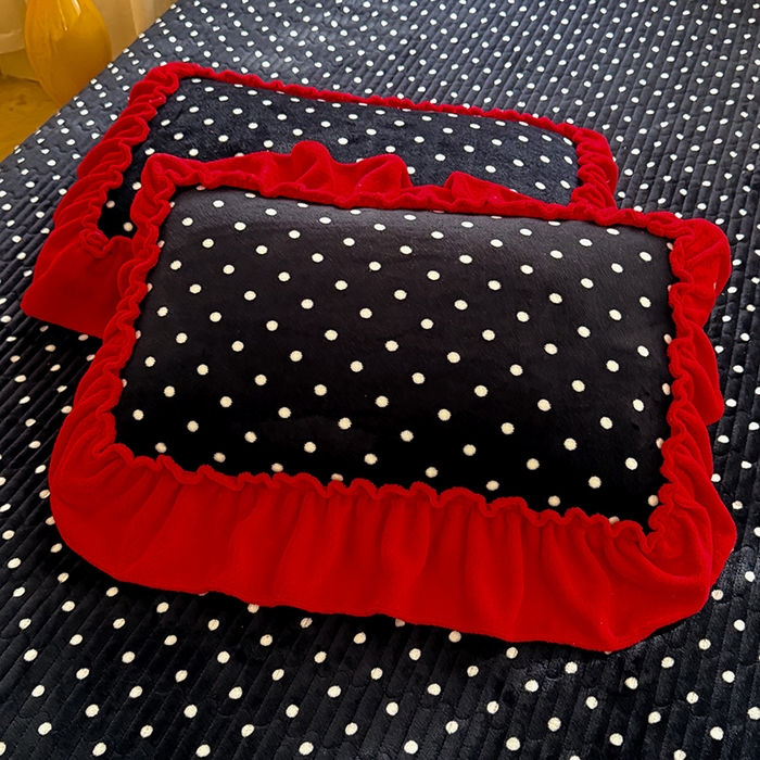 91家纺网 家纺一手货源 找家纺 韩约家纺 2025新款法式大花边印花牛奶绒床裙（床单）四件套 黑波点（床裙款）