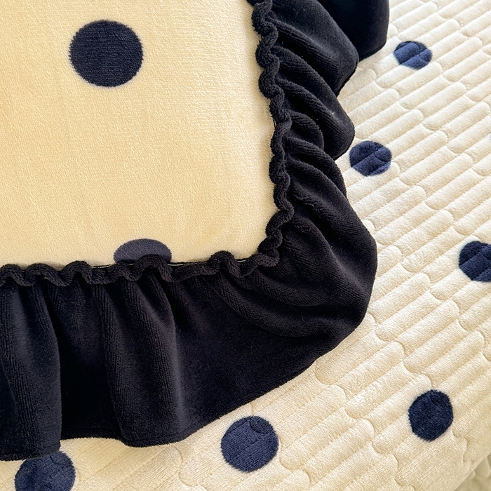 91家纺网 家纺一手货源 找家纺 韩约家纺 2025新款法式大花边印花牛奶绒床裙（床单）四件套 波点（床裙款）