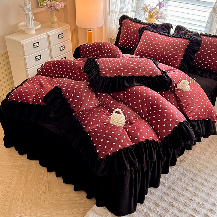 91家纺网 家纺一手货源 找家纺 韩约家纺 2025新款法式大花边印花牛奶绒床裙（床单）四件套 红波点（床裙款）