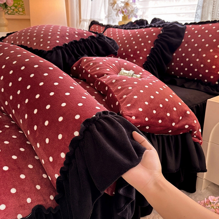 91家纺网 家纺一手货源 找家纺 韩约家纺 2025新款法式大花边印花牛奶绒床裙（床单）四件套 红波点（床裙款）