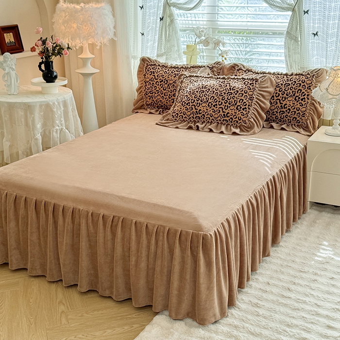 91家纺网 家纺一手货源 找家纺 韩约家纺 2025新款法式大花边印花牛奶绒床裙（床单）四件套 豹纹（床裙款）