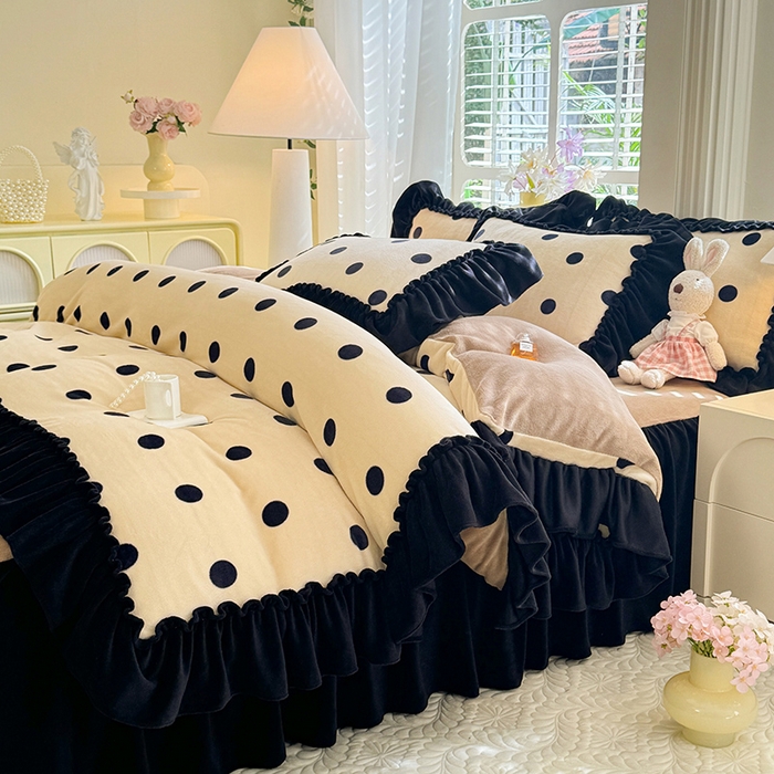 91家纺网 家纺一手货源 找家纺 韩约家纺 2025新款法式大花边印花牛奶绒床裙（床单）四件套 波点（床裙款）