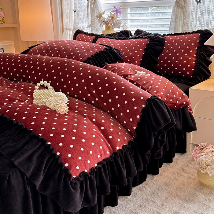 91家纺网 家纺一手货源 找家纺 韩约家纺 2025新款法式大花边印花牛奶绒床裙（床单）四件套 红波点（床裙款）