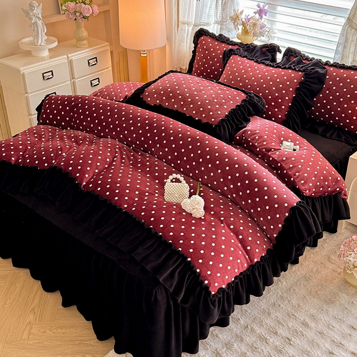 91家纺网 家纺一手货源 找家纺 韩约家纺 2025新款法式大花边印花牛奶绒床裙（床单）四件套 红波点（床裙款）