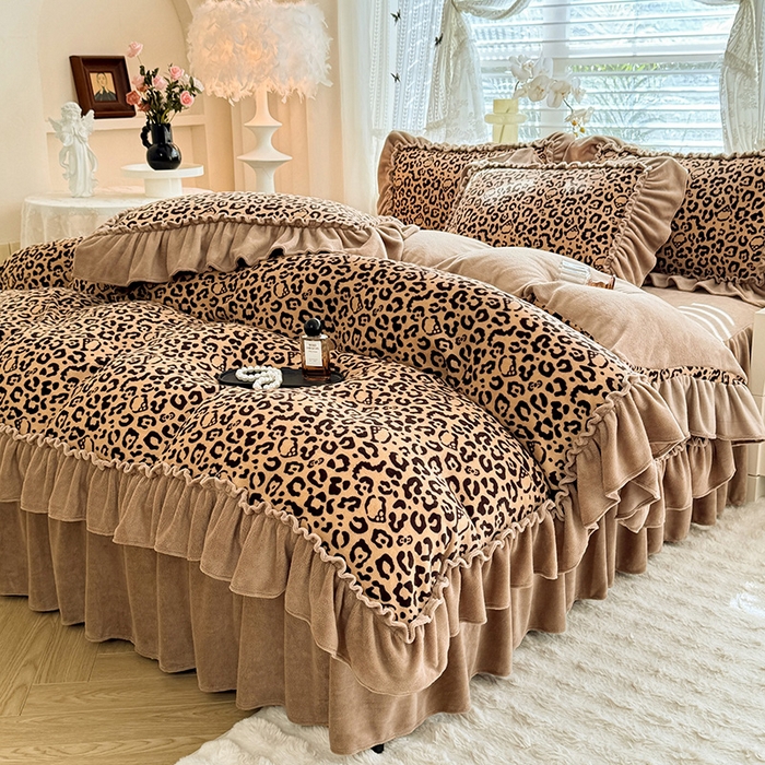 91家纺网 家纺一手货源 找家纺 韩约家纺 2025新款法式大花边印花牛奶绒床裙（床单）四件套 豹纹（床裙款）