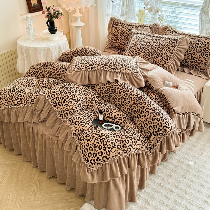 91家纺网 家纺一手货源 找家纺 韩约家纺 2025新款法式大花边印花牛奶绒床裙（床单）四件套 豹纹（床裙款）