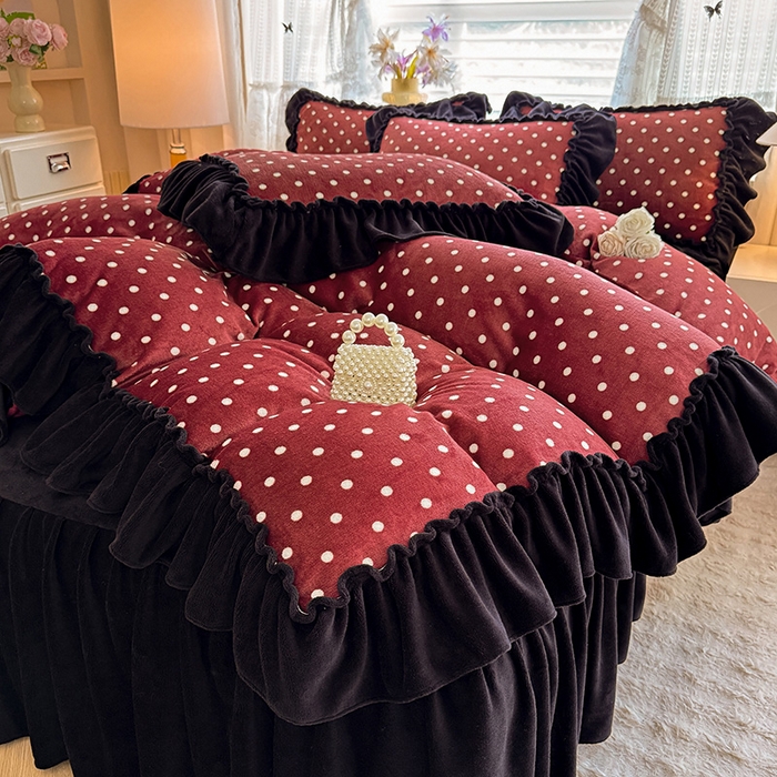 91家纺网 家纺一手货源 找家纺 韩约家纺 2025新款法式大花边印花牛奶绒床裙（床单）四件套 红波点（床裙款）