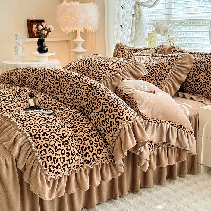 91家纺网 家纺一手货源 找家纺 韩约家纺 2025新款法式大花边印花牛奶绒床裙（床单）四件套 豹纹（床裙款）