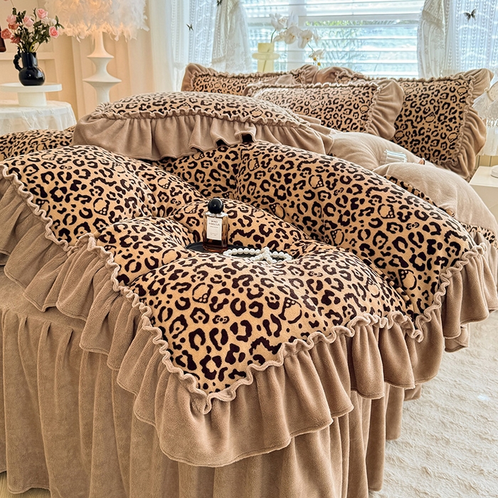 91家纺网 家纺一手货源 找家纺 韩约家纺 2025新款法式大花边印花牛奶绒床裙（床单）四件套 豹纹（床裙款）