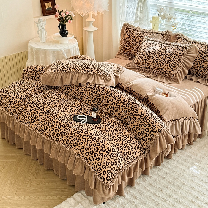 91家纺网 家纺一手货源 找家纺 韩约家纺 2025新款法式大花边印花牛奶绒床裙（床单）四件套 豹纹（床裙款）