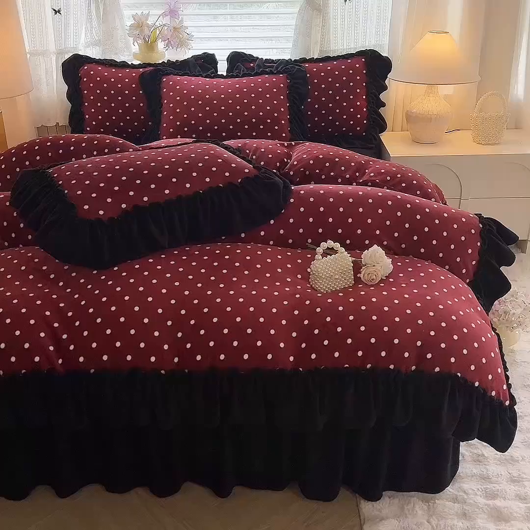 91家纺网 家纺一手货源 找家纺 韩约家纺 2025新款法式大花边印花牛奶绒床裙（床单）四件套 红波点（床裙款）