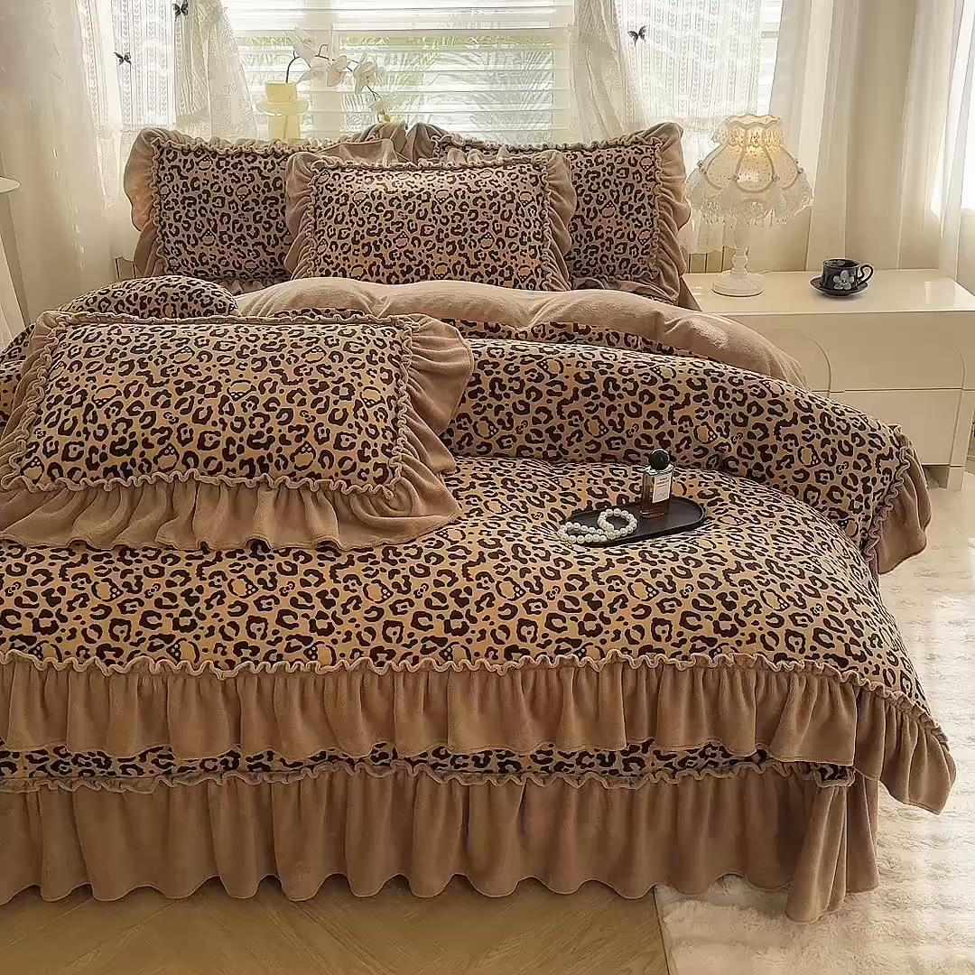 91家纺网 家纺一手货源 找家纺 韩约家纺 2025新款法式大花边印花牛奶绒床裙（床单）四件套 豹纹（床裙款）