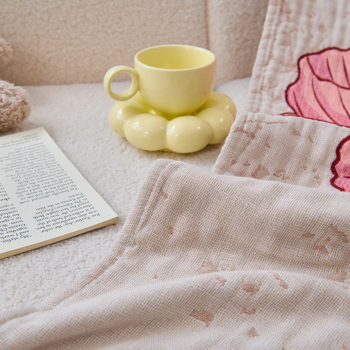 91家纺网 家纺一手货源 找家纺 棠薇家纺 2025新款全棉纱布浴巾纯棉浴巾时尚卡通色织提花四季加大浴巾擦身巾 浪漫花语 160*75cm